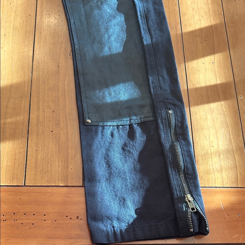 Men's Dark Cargo Pants with Adjustable Straps Inseam 27.5 Inches Waist 28 inches - Picture 2 of 6